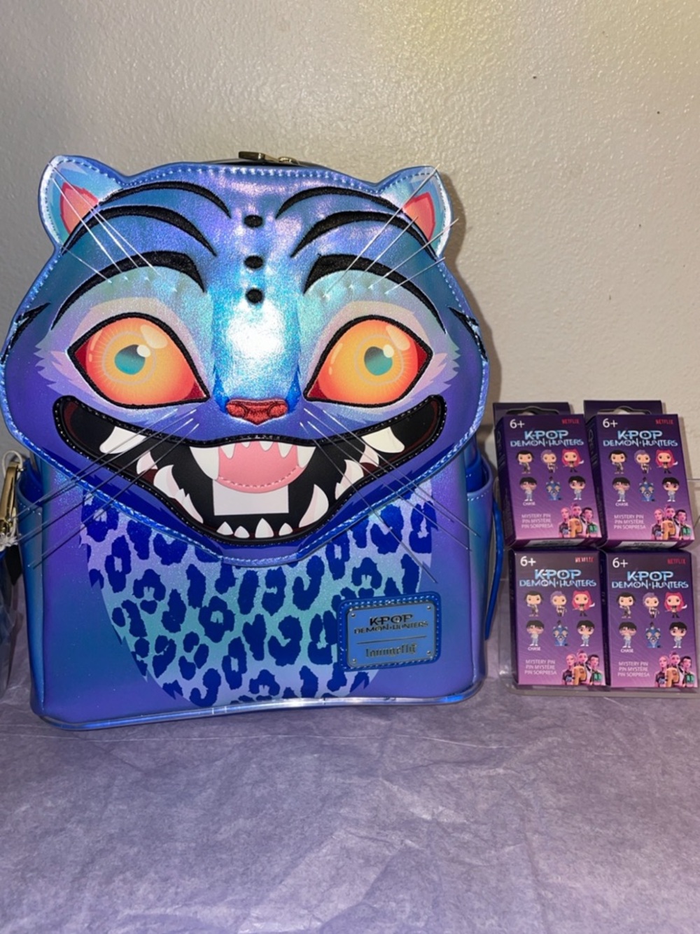 Exclusive Loungefly KPop Demon Hunters Derpy Light Up Glow Mini Backpack & Pins - Picture 2 of 16